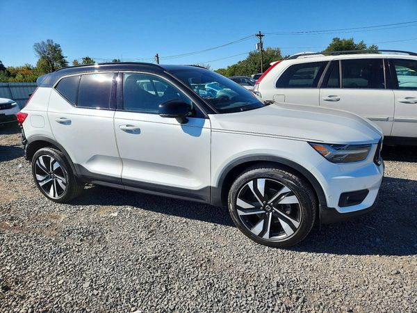 2019 VOLVO XC40 R-Design — Passenger 3/4