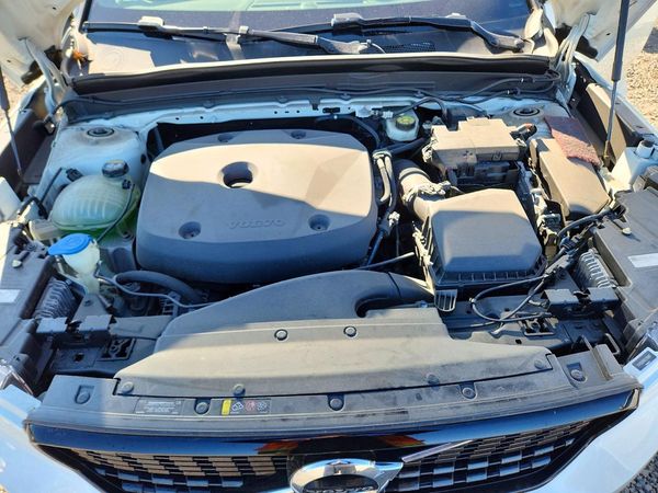2019 VOLVO XC40 R-Design — Engine bay