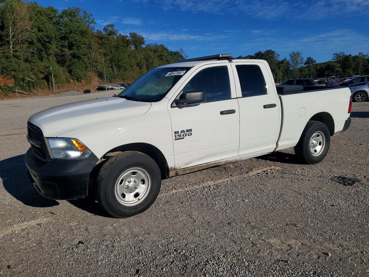 2022 RAM 1500 CLASSIC Tradesman — Front 3/4