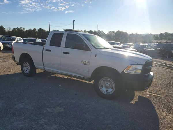 2022 RAM 1500 CLASSIC Tradesman — Passenger 3/4