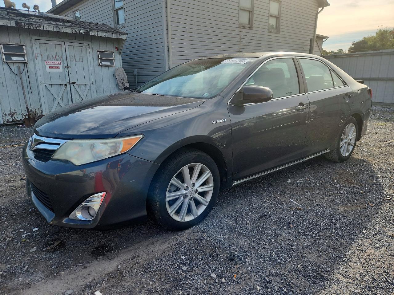 2012 TOYOTA CAMRY Hybrid — Front 3/4