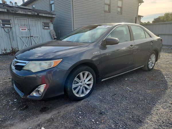 2012 TOYOTA CAMRY Hybrid — Front 3/4