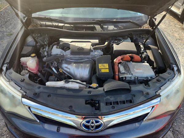 2012 TOYOTA CAMRY Hybrid — Engine bay