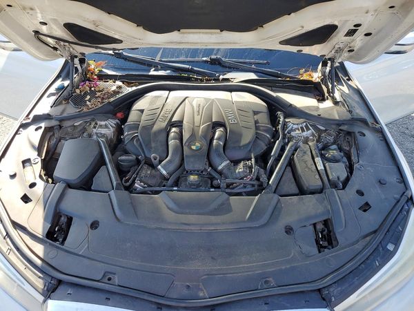 2016 BMW 750 xDrive — Engine bay