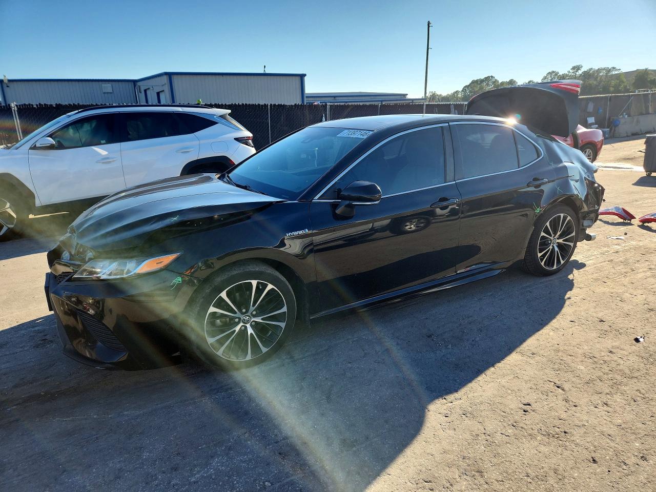 2018 TOYOTA CAMRY SE/XLE Hybrid — Front 3/4