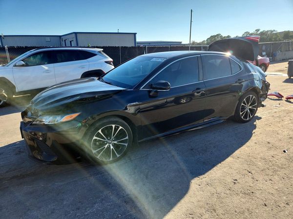 2018 TOYOTA CAMRY SE/XLE Hybrid — Front 3/4