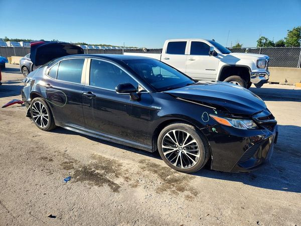 2018 TOYOTA CAMRY SE/XLE Hybrid — Passenger 3/4