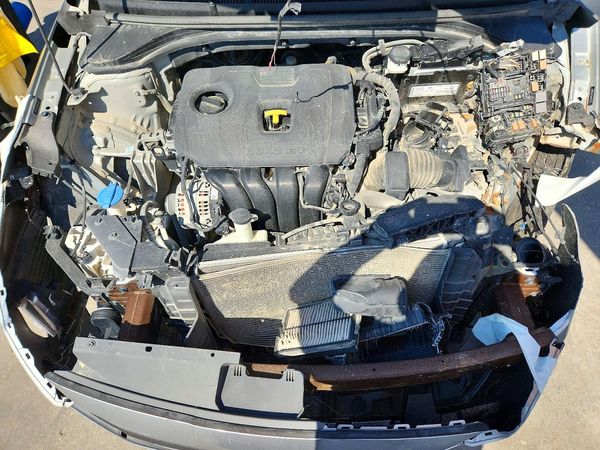 2020 HYUNDAI ELANTRA — Engine bay