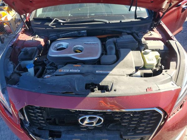 2016 HYUNDAI SONATA GL (Middle-Low) — Engine bay