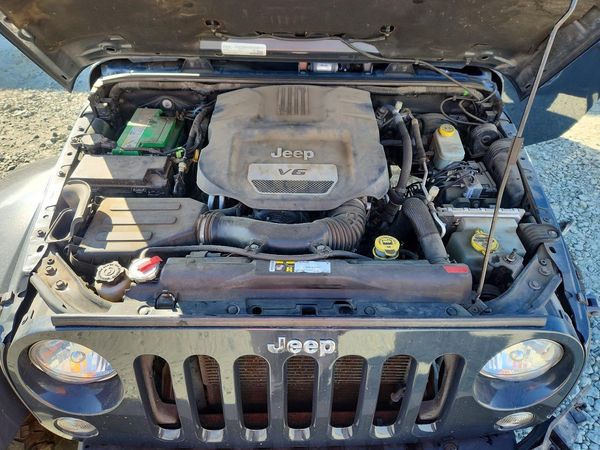 2016 JEEP WRANGLER Rubicon — Engine bay