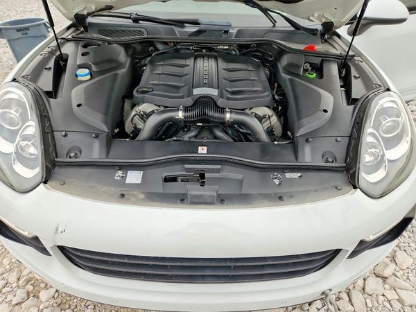 2016 PORSCHE CAYENNE — Engine bay