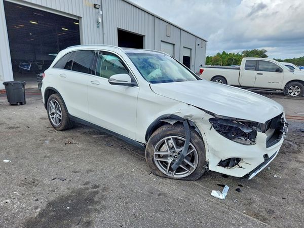 2017 MERCEDES-BENZ GLC-CLASS GLC300 — Passenger 3/4