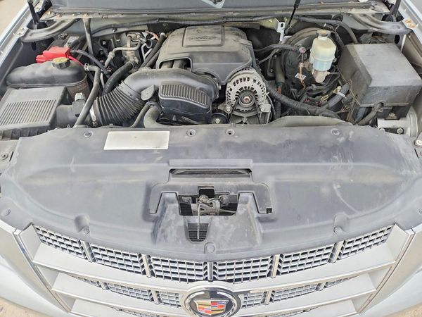 2013 CADILLAC ESCALADE ESV Platinum — Engine bay
