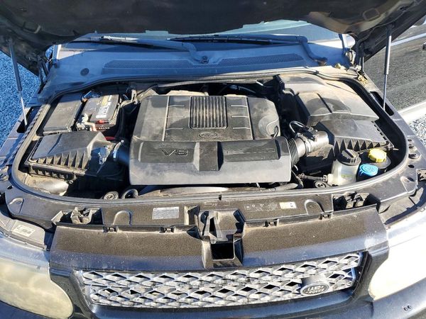 2013 LAND ROVER RANGEROVER HSE LUX — Engine bay