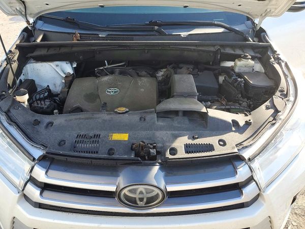 2017 TOYOTA HIGHLANDER SE/XLE — Engine bay