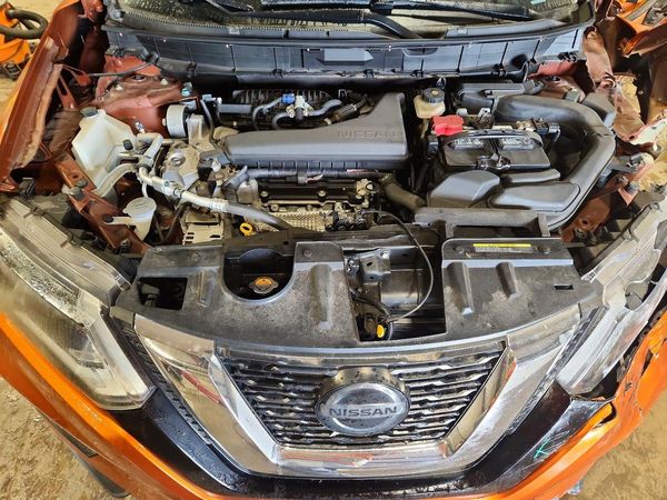 2018 NISSAN ROGUE — Engine bay