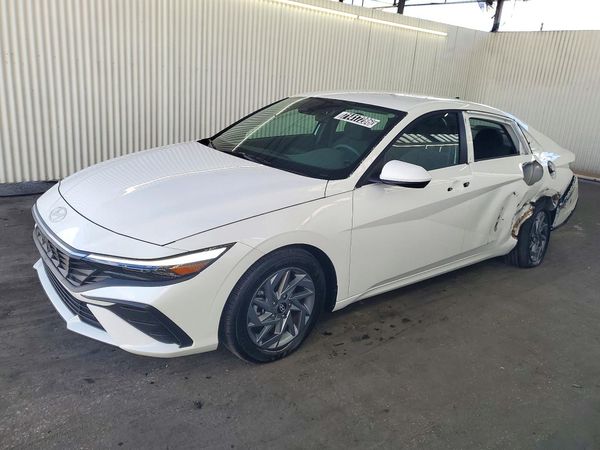 2026 HYUNDAI ELANTRA — Front 3/4