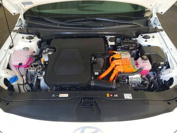 2026 HYUNDAI ELANTRA — Engine bay