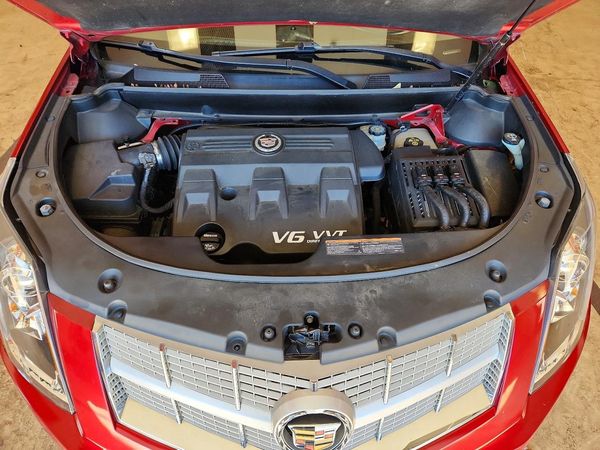 2012 CADILLAC SRX Luxury — Engine bay