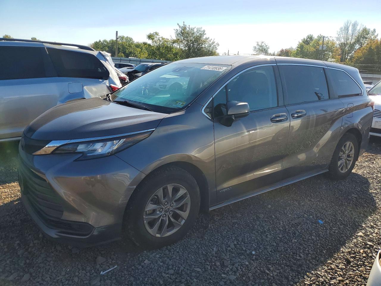 2021 TOYOTA SIENNA LE — Front 3/4