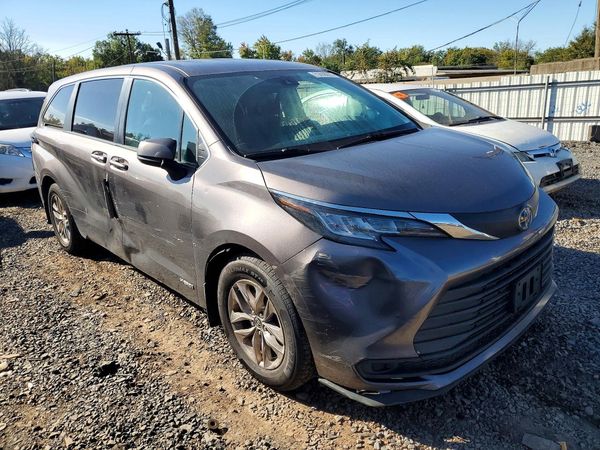 2021 TOYOTA SIENNA LE — Passenger 3/4