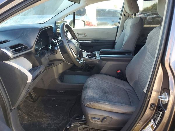 2021 TOYOTA SIENNA LE — DENT