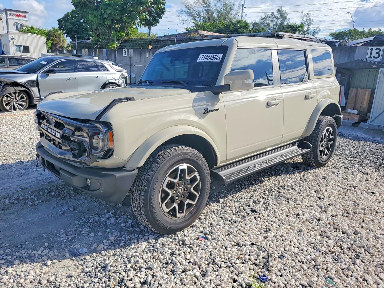 2025 FORD BRONCO Outer Banks — Front 3/4
