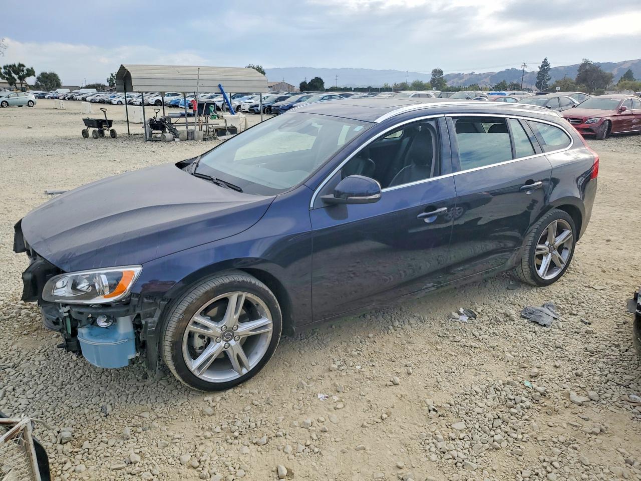 2016 VOLVO V60 SV33 Premier — Front 3/4