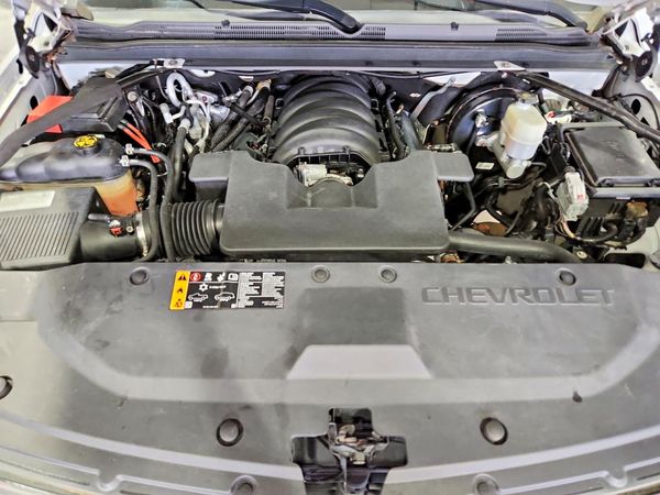 2019 CHEVROLET SUBURBAN LT — Engine bay