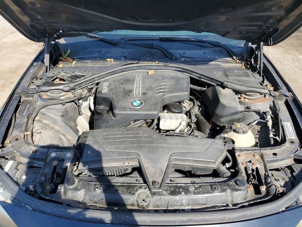 2015 BMW 328 xDrive SA — Engine bay