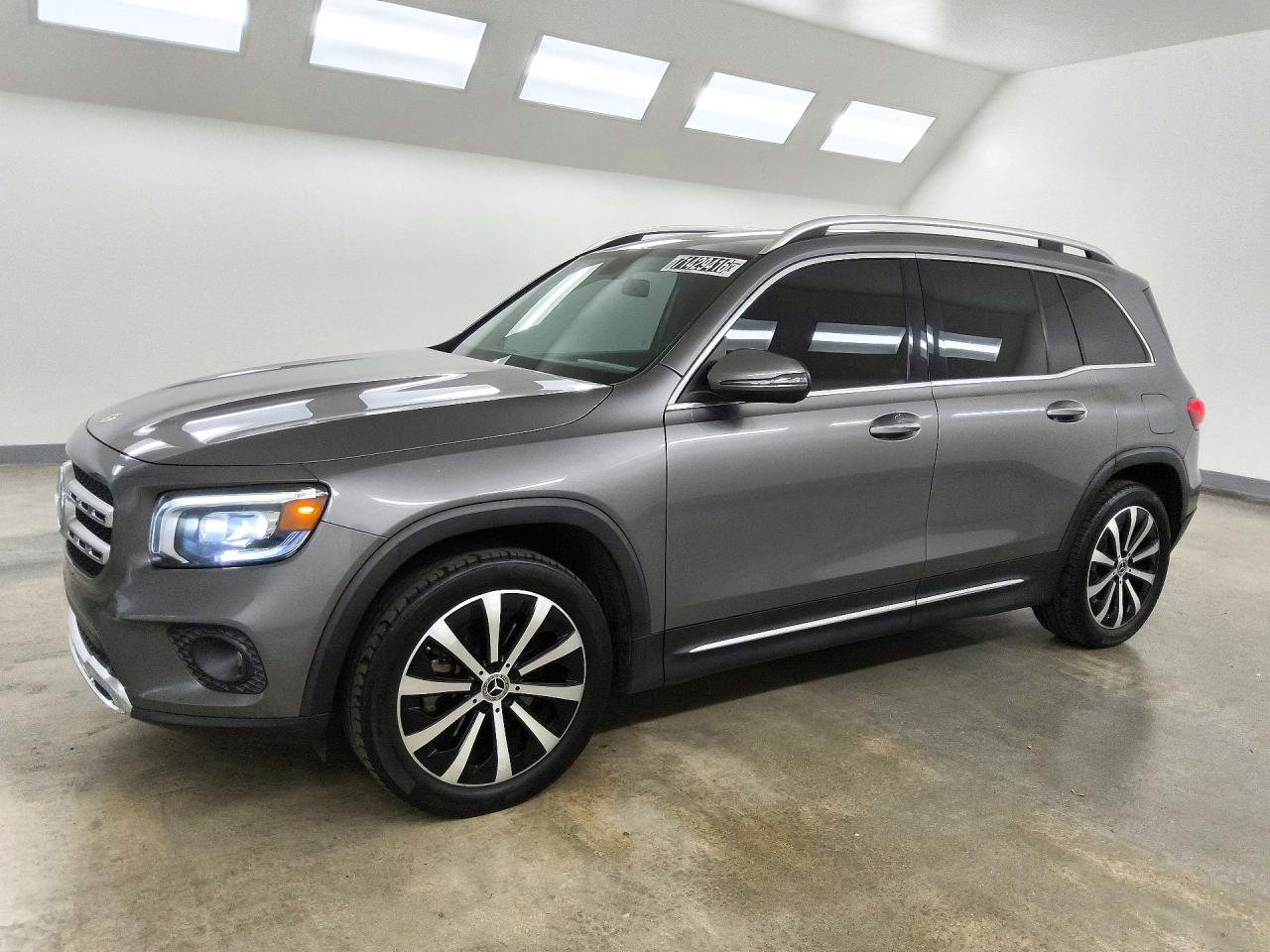 2022 MERCEDES-BENZ GLB GLB250 — Front 3/4