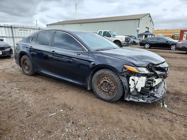2019 TOYOTA CAMRY LE Hybrid — Passenger 3/4