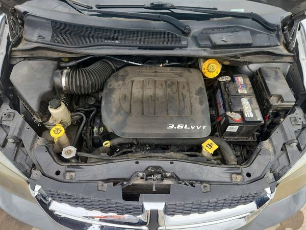 2014 DODGE GRAND CARAVAN SXT — Engine bay