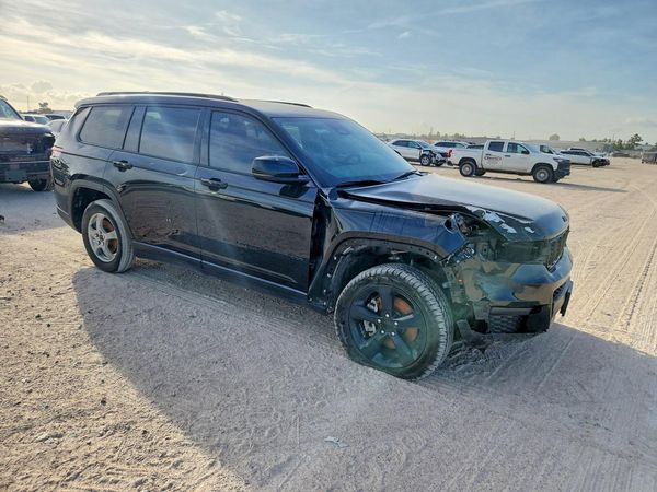 2023 JEEP CHEROKEE Laredo, Altitude — Passenger 3/4