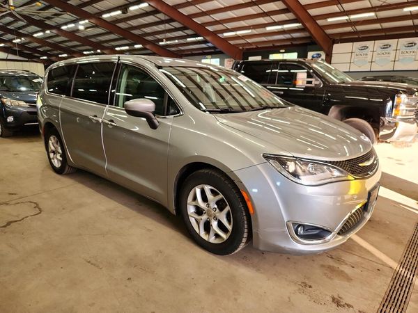 2017 CHRYSLER PACIFICA Touring L — Passenger 3/4