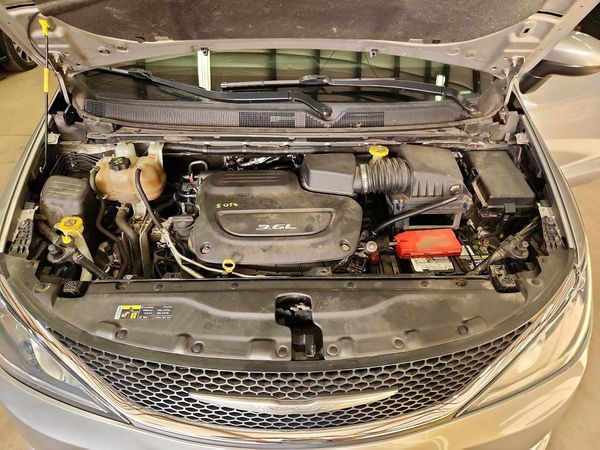 2017 CHRYSLER PACIFICA Touring L — Engine bay
