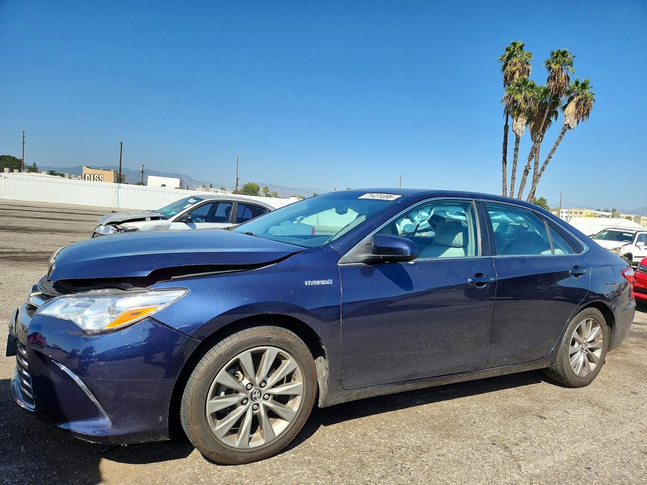 2017 TOYOTA CAMRY SOLA LE/SE/XLE Hybrid — Front 3/4
