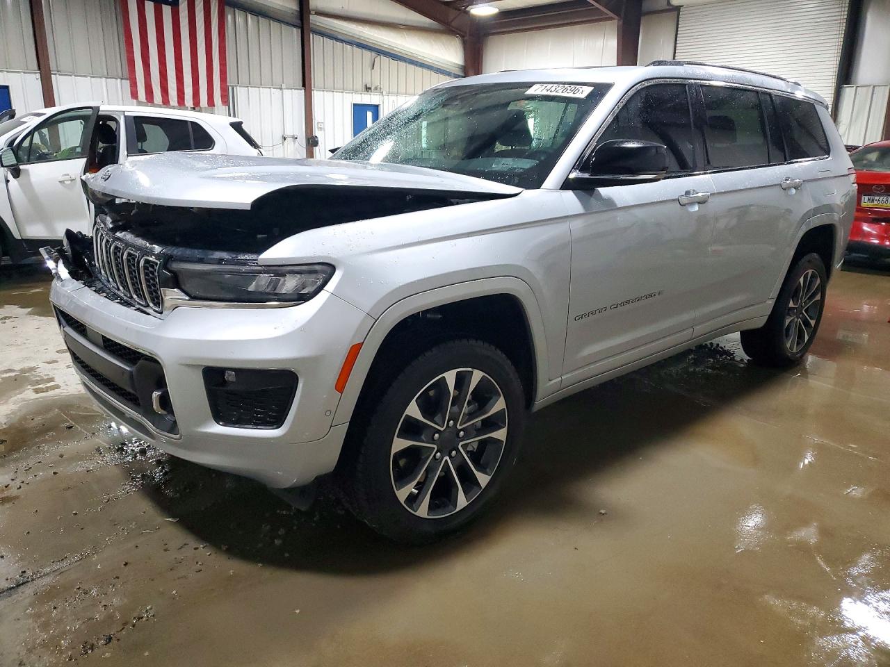 2023 JEEP GRAND CHEROKEE Overland — Front 3/4