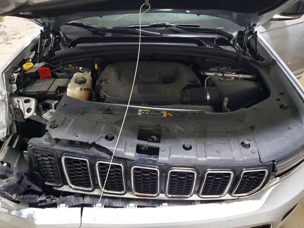 2023 JEEP GRAND CHEROKEE Overland — Engine bay