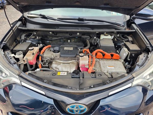 2017 TOYOTA RAV4 Ltd Hybrid — Engine bay