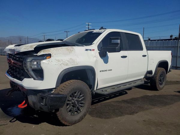 2025 CHEVROLET SILVERADO ZR2 — Front 3/4