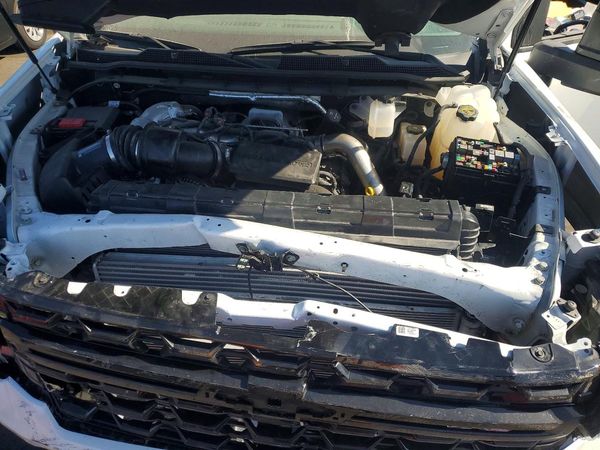 2025 CHEVROLET SILVERADO ZR2 — Engine bay