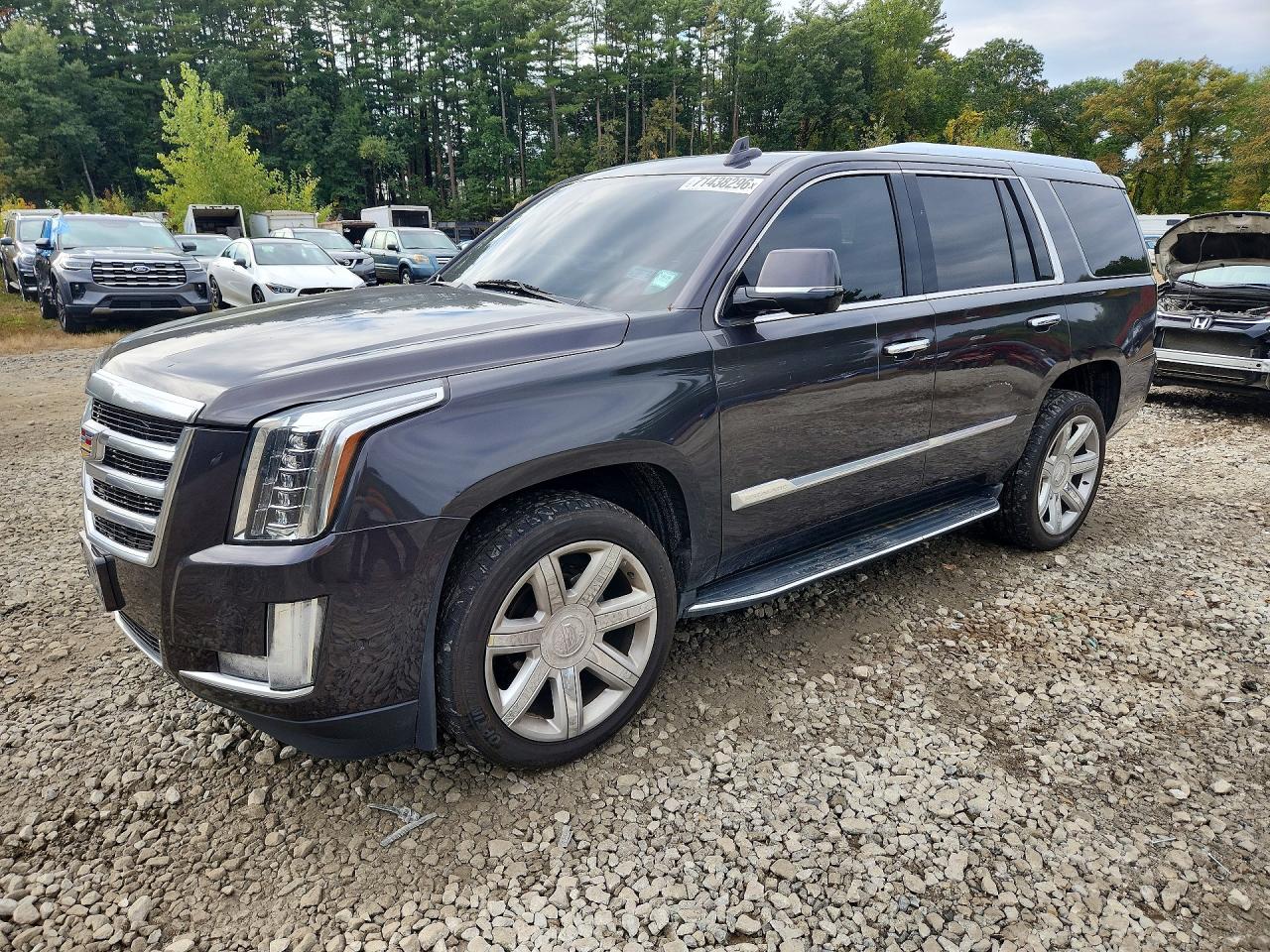 2017 CADILLAC ESCALADE Luxury — Front 3/4