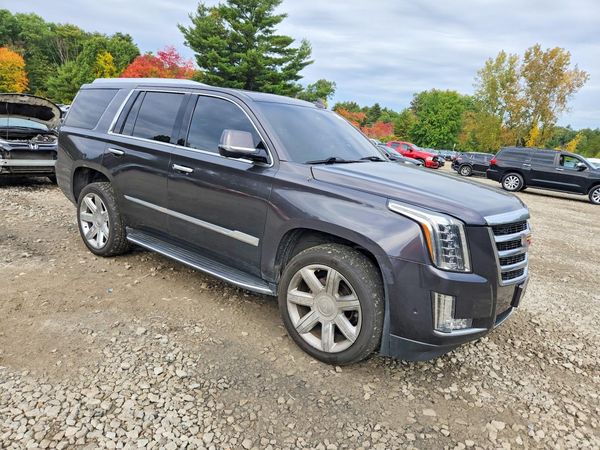 2017 CADILLAC ESCALADE Luxury — Passenger 3/4