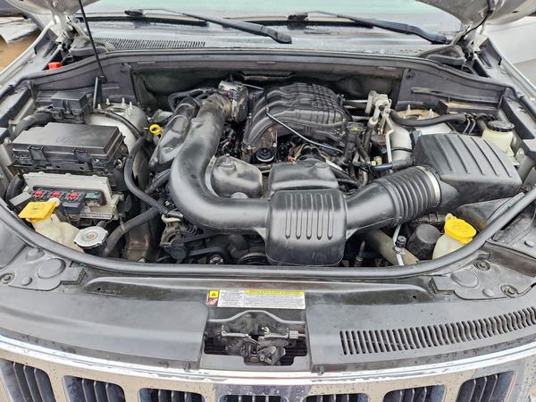 2012 JEEP CHEROKEE Laredo — Engine bay