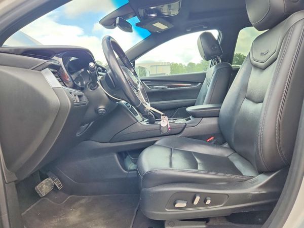 2020 CADILLAC XT5 Premium Luxury — DENT