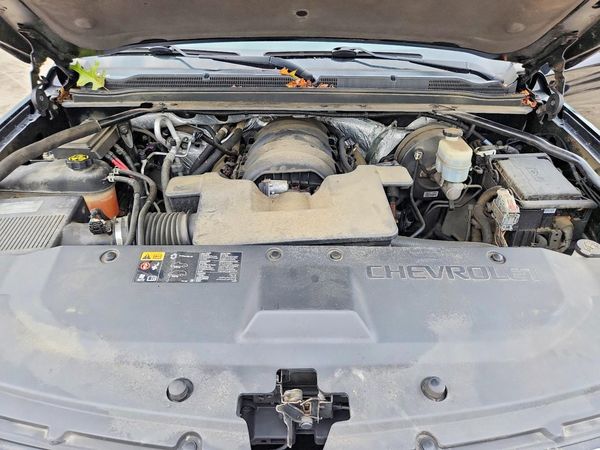2016 CHEVROLET SUBURBAN LT — Engine bay