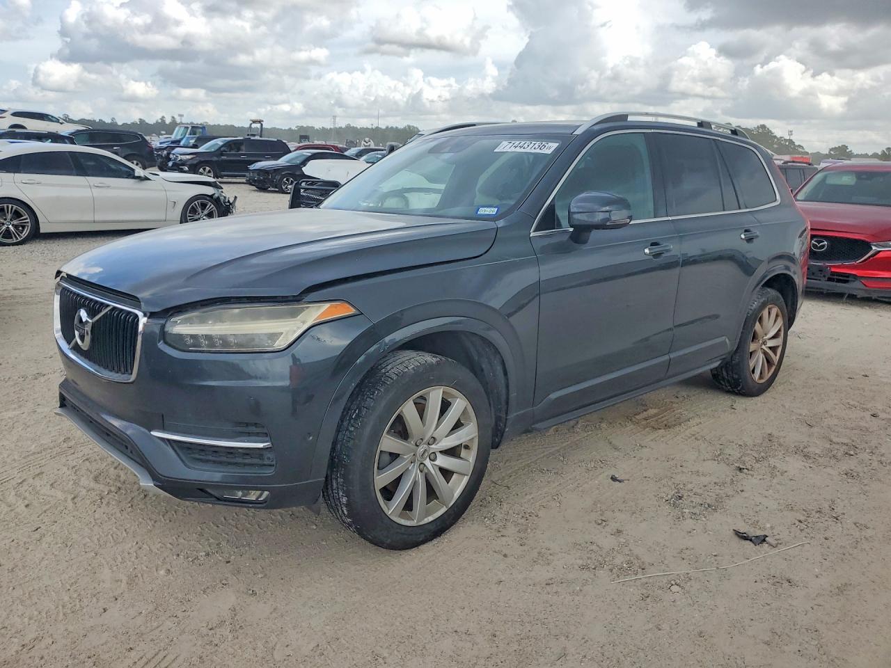 2017 VOLVO XC90 Momentum — Front 3/4