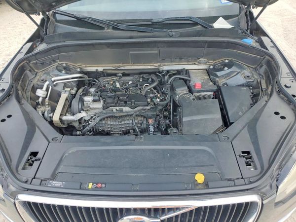 2017 VOLVO XC90 Momentum — Engine bay