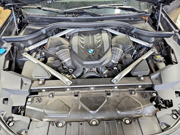 2020 BMW X5 M50i — Engine bay